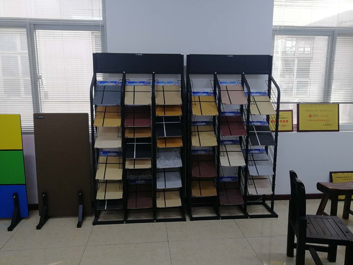 外墻真石漆施工可以加水嗎